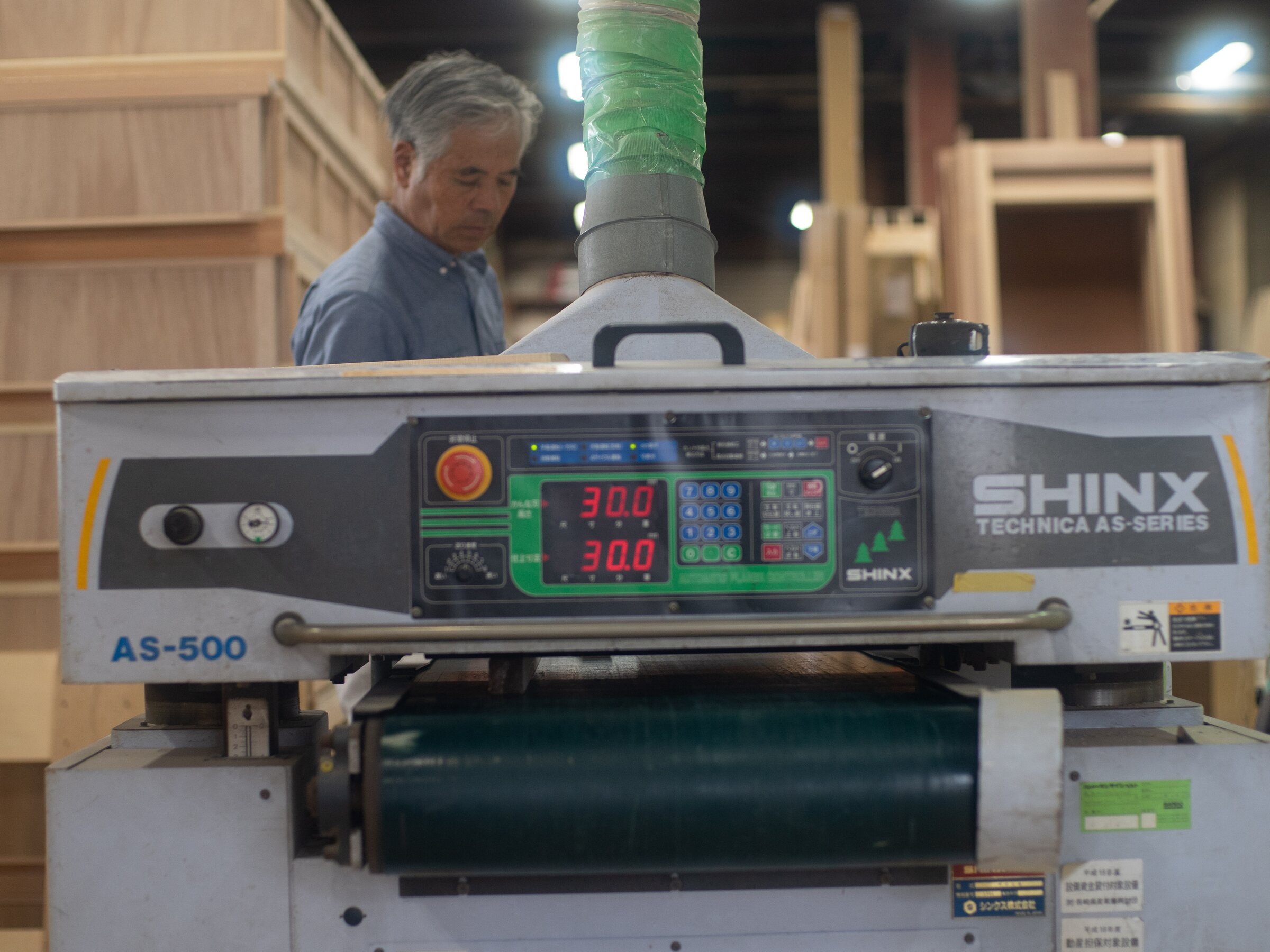 木工機械を確認しながら加工を進める熟練職人